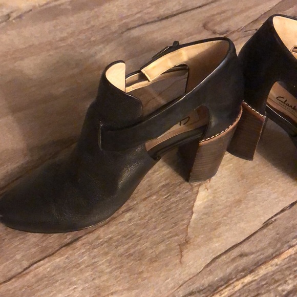 Pebbled leather, cut out, buckle shoe by Clarkes - Picture 2 of 7